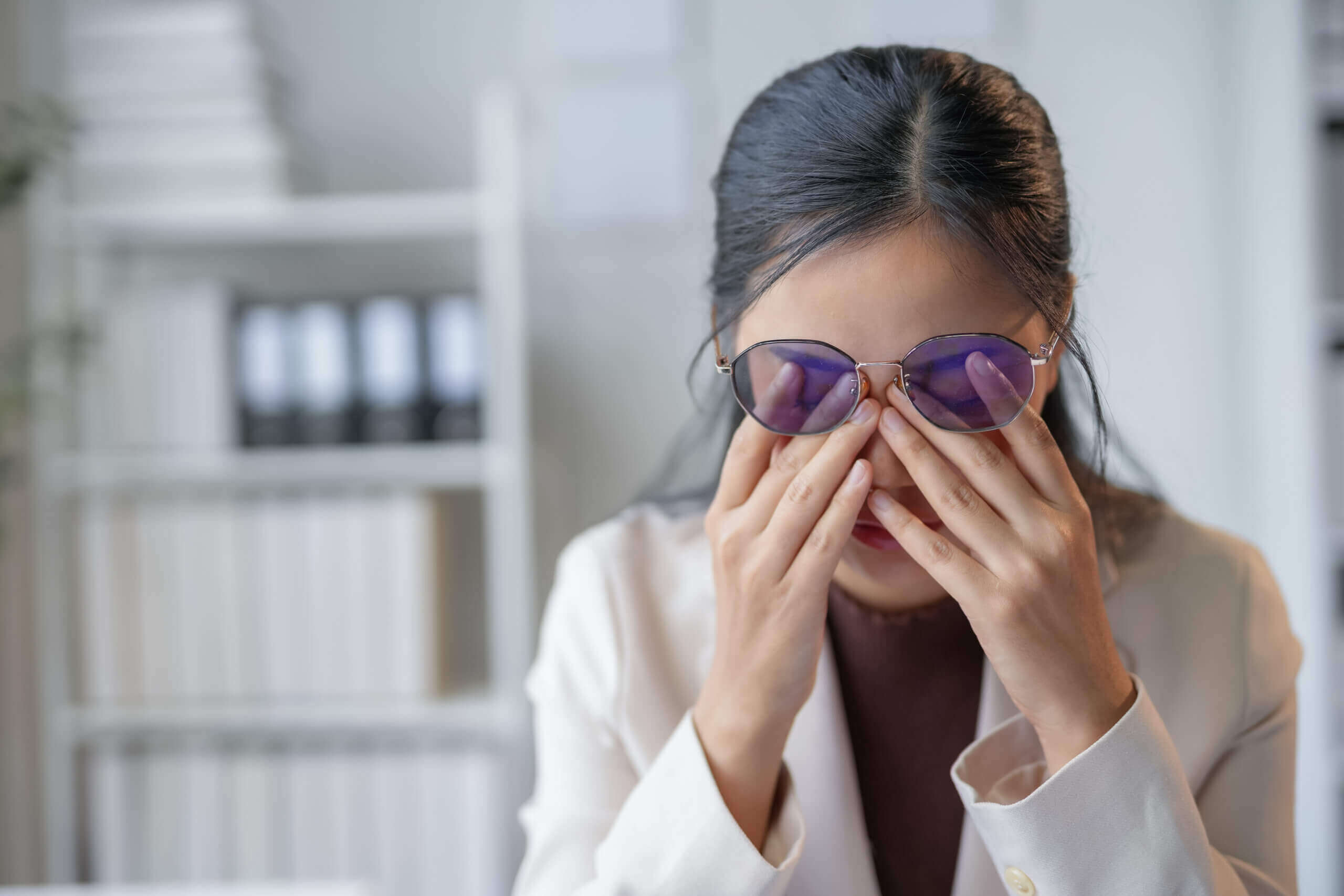 Femme prenant une pause visuelle pour protéger ses yeux devant l’ordinateur, prévention ophtalmologie à Alger.